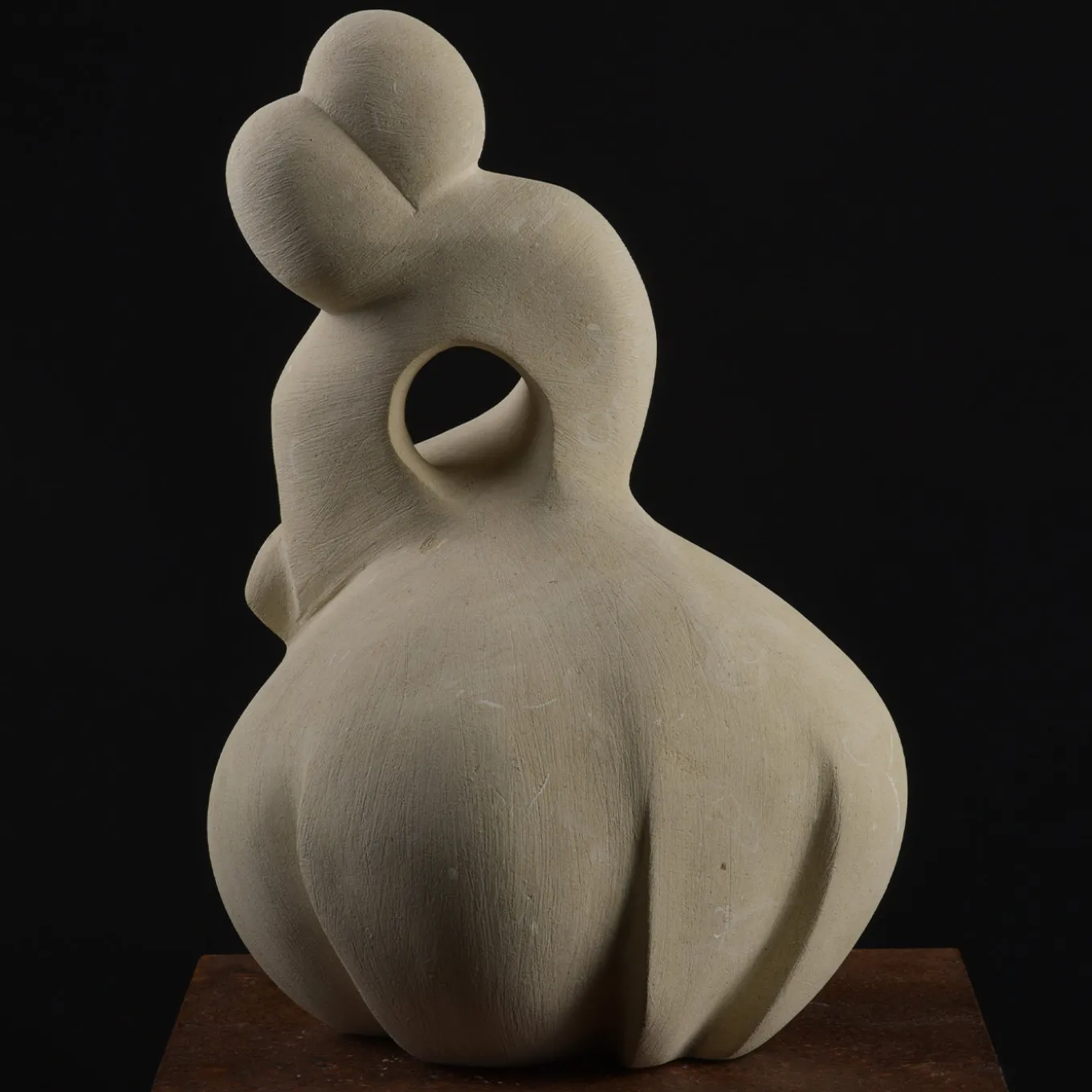 Scultura Rush of Passion in pietra Leccese