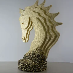 Scultura Testa Di Cavallo Dorata Con Base In Scaglie Di Marmo