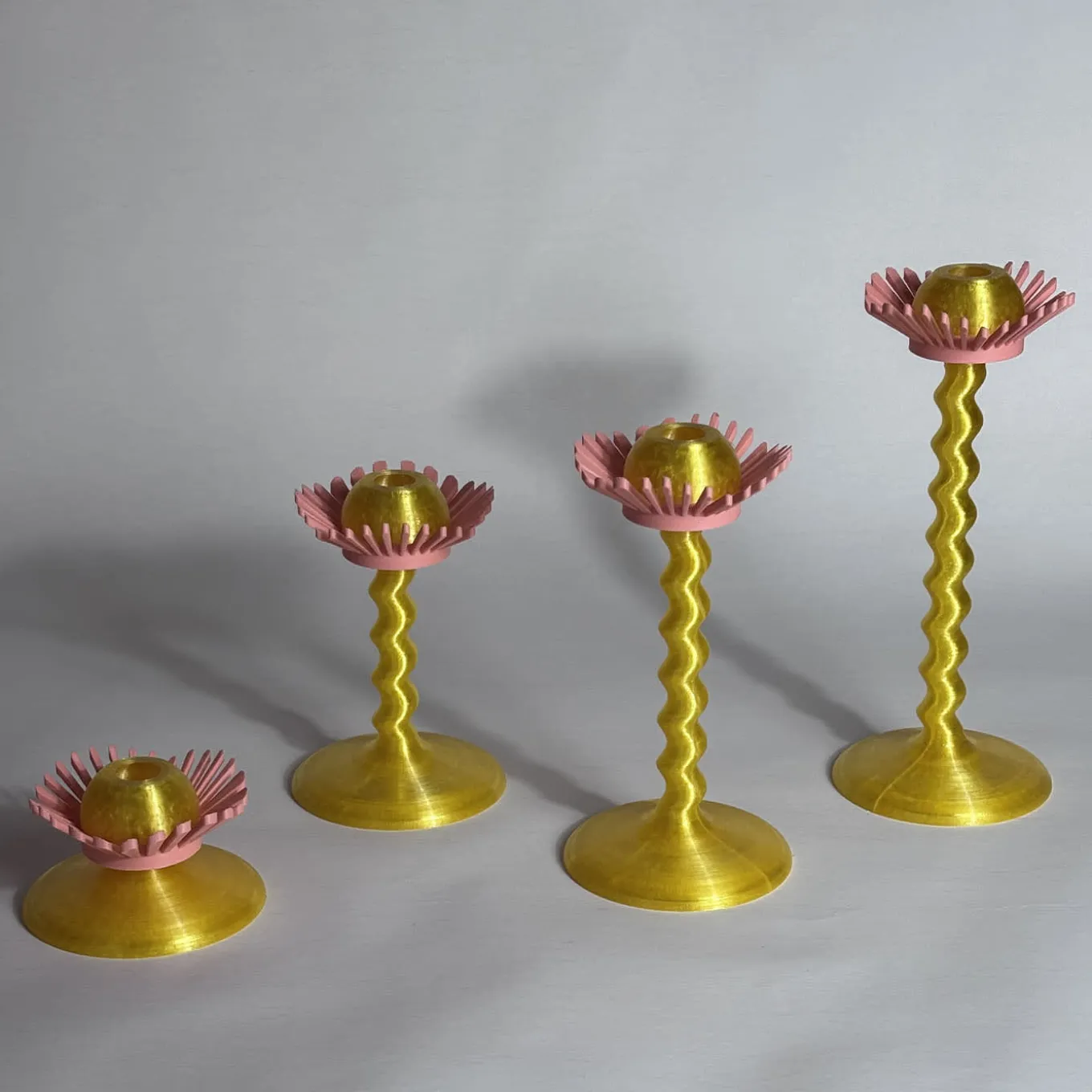 Set di 4 candelabri stampati in 3D Blooming Oro e Rosa