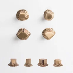 Set di 4 pomelli in ottone per porte Solido #2 di Nicole Valenti