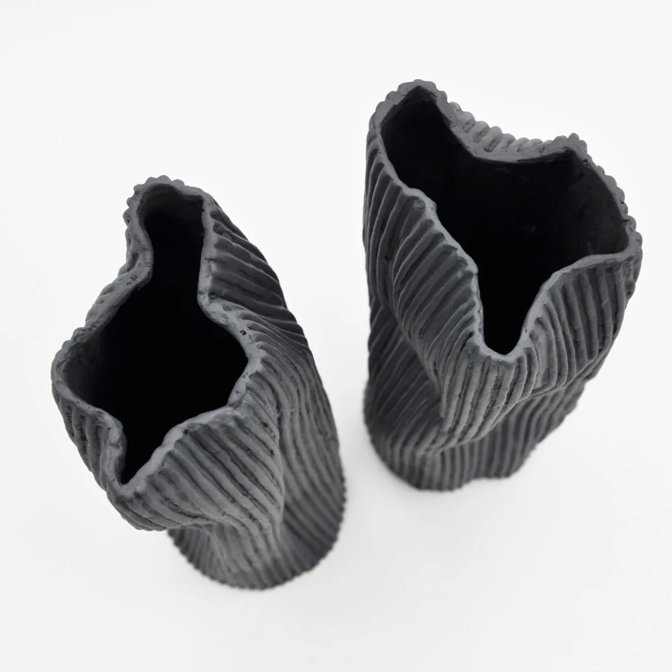 Set di 2 vasi decorativi "Paesaggio 25 Black #2" di Nino Basso