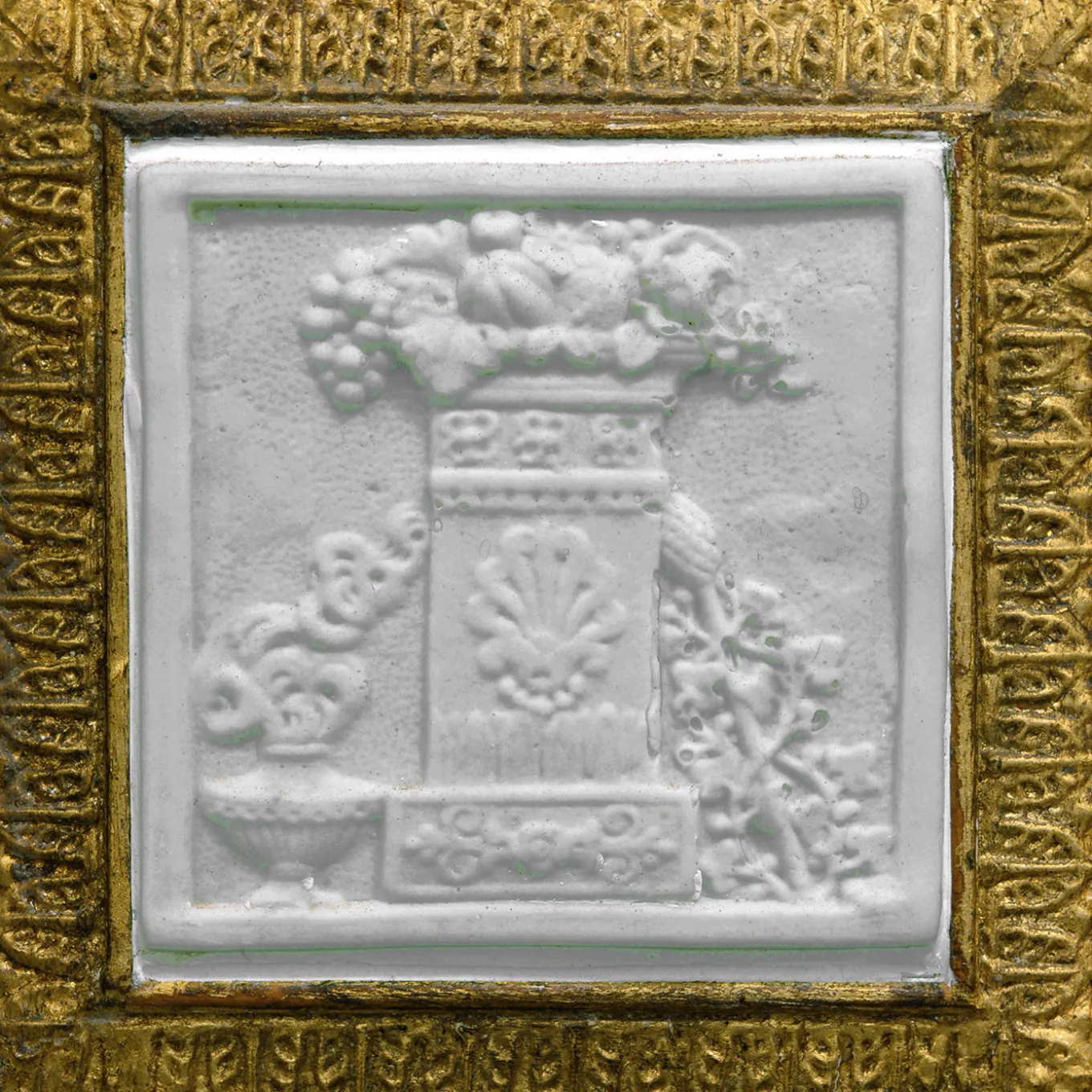 Specchio da parete classico dorato con placchette in porcellana biscuit di Capodimonte