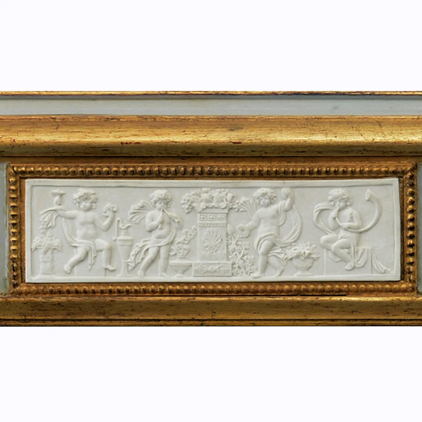 Specchio da parete classico dorato con placchette in porcellana biscuit di Capodimonte