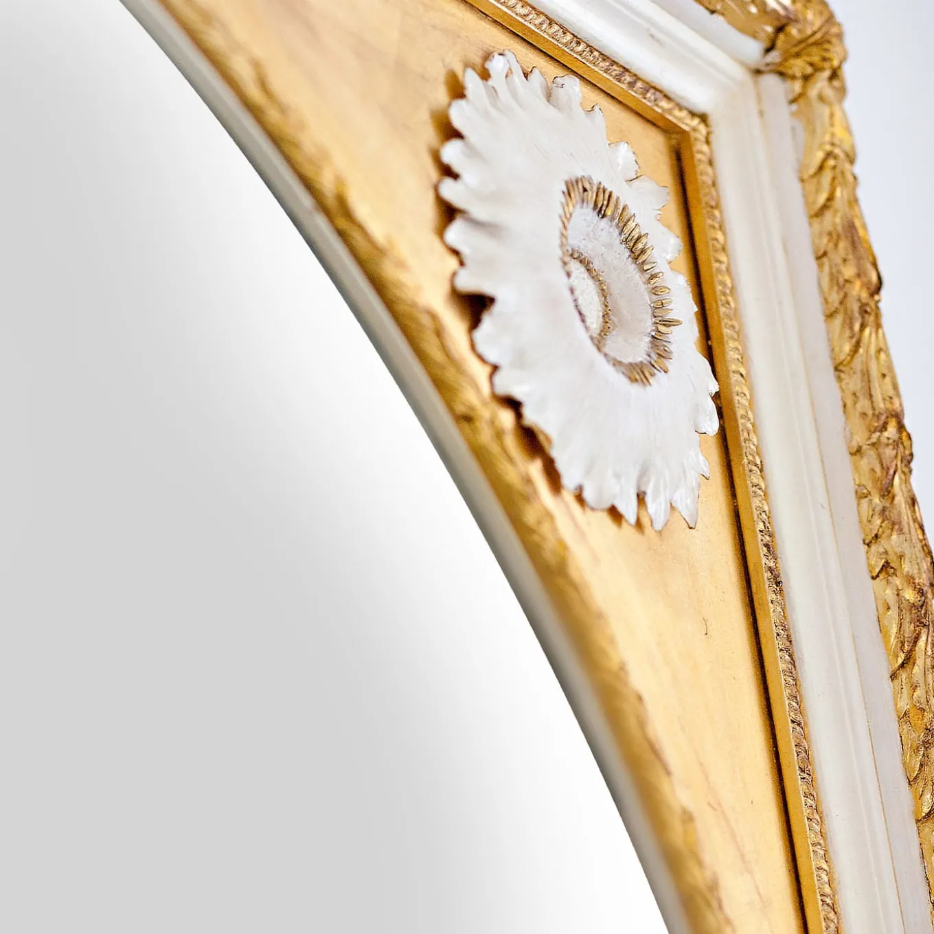Specchio da parete dorato con girasoli in porcellana di Capodimonte e dettagli in oro