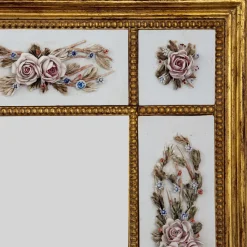 Specchio da Parete Oro con Porcellana Biscuit di Capodimonte e Rose Dipinte