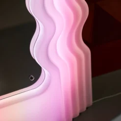 Specchio e lampada da terra Ultrafragola di Ettore Sottsass