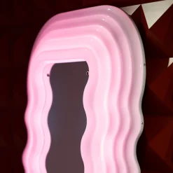 Specchio e lampada da terra Ultrafragola di Ettore Sottsass