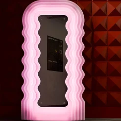 Specchio e lampada da terra Ultrafragola di Ettore Sottsass