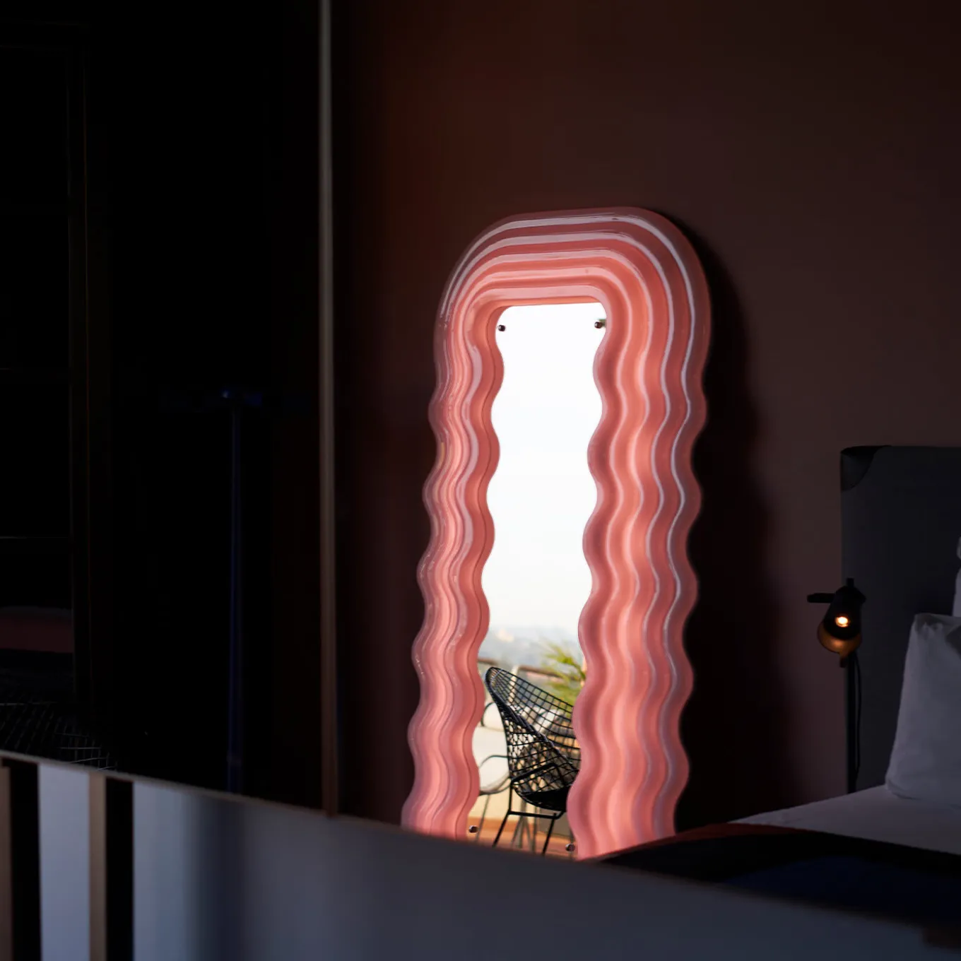 Specchio e lampada da terra Ultrafragola di Ettore Sottsass