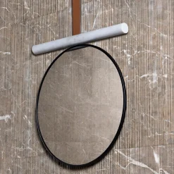 Specchio in marmo a tubo con cinturino in pelle