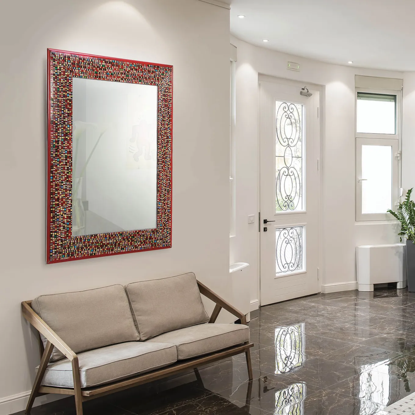 Specchio Phoenix con cornice a mosaico in vetro di Murano
