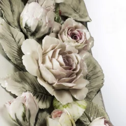 Specchio rettangolare con rose in porcellana di Capodimonte e finitura laccata bianco porcellana