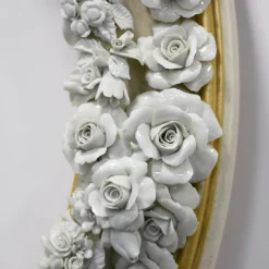 Specchio rotondo dorato con rose in porcellana di Capodimonte