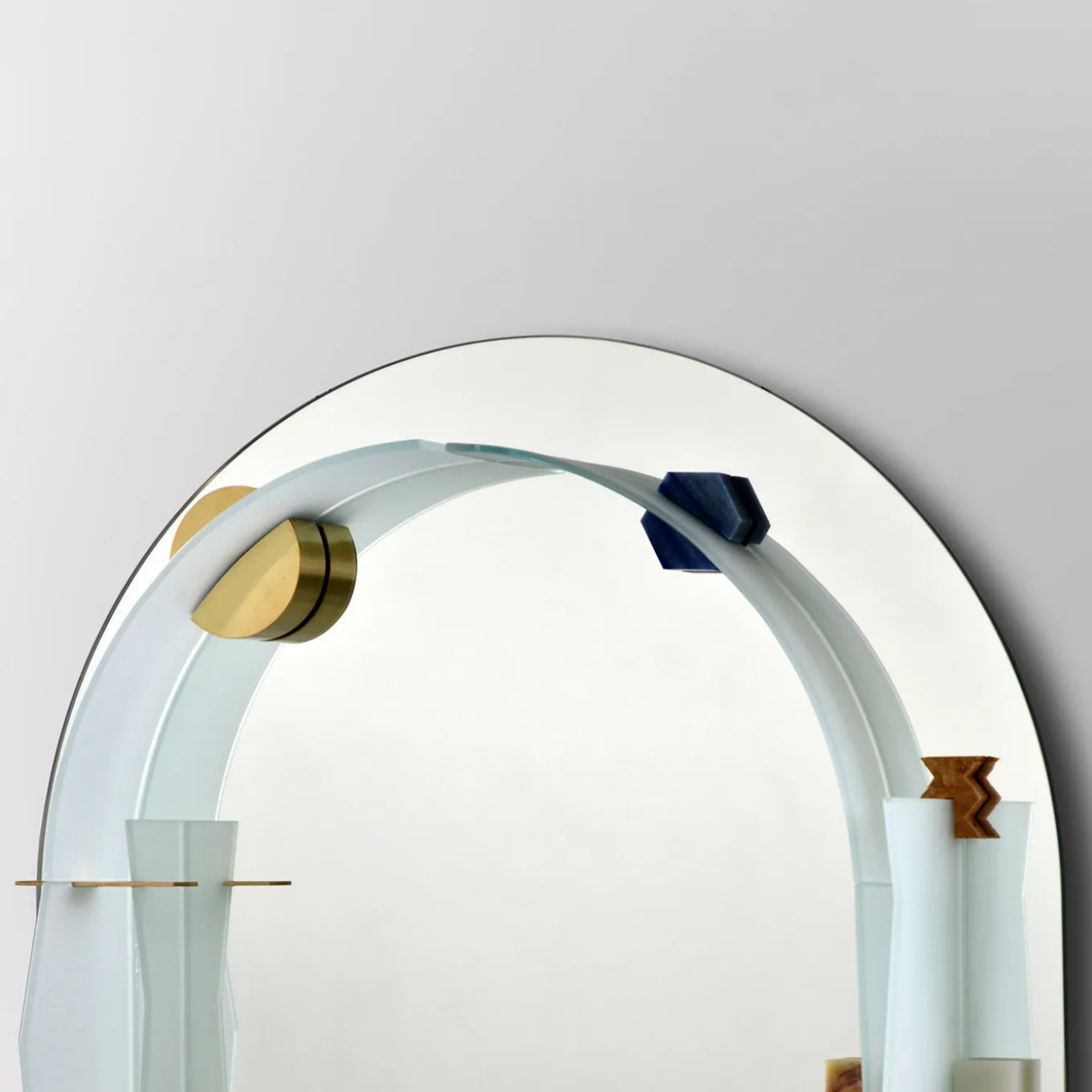 Specchio scultoreo in vetro satinato ovale Essenza