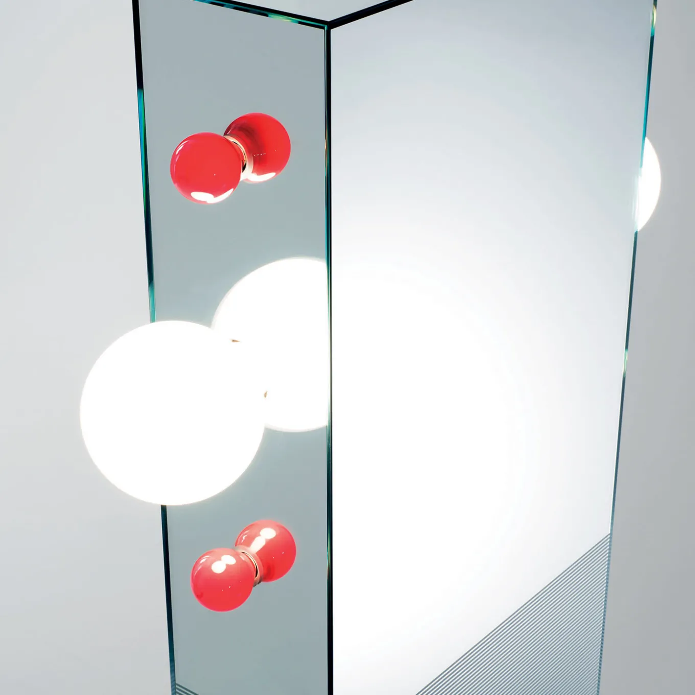 Specchio Totem Shibam 2 di Ettore Sottsass