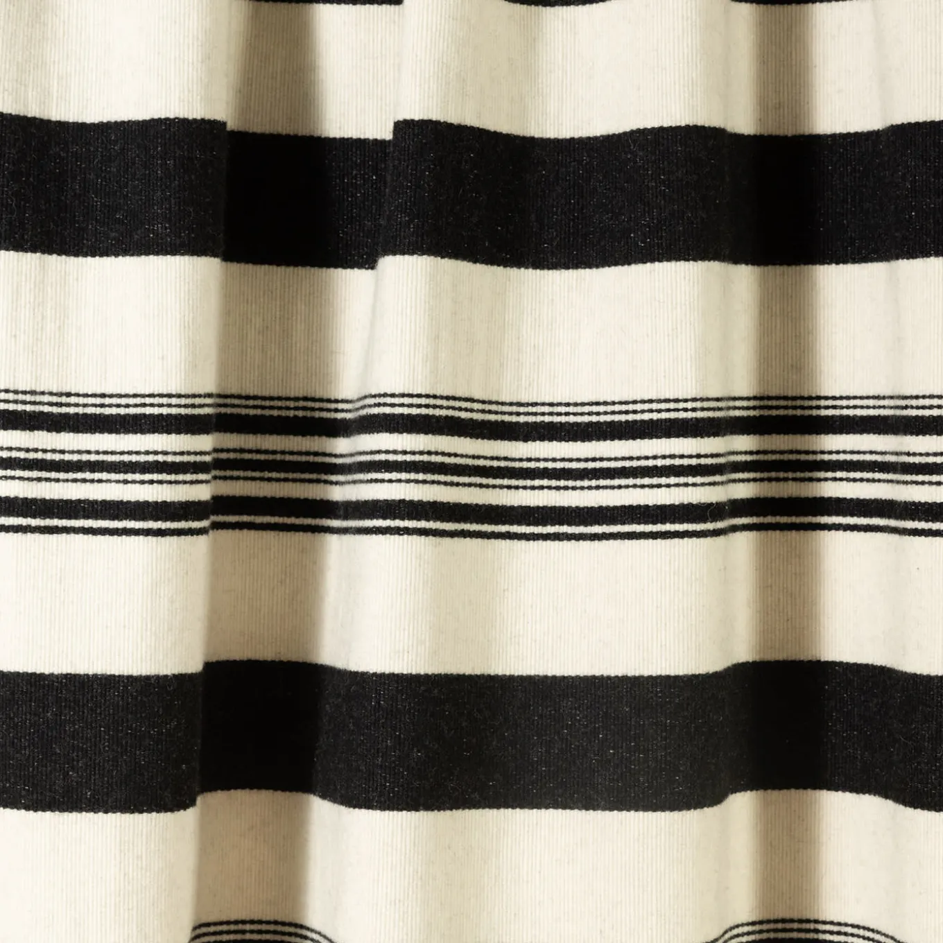Tacke.d2 Coperta a righe bianche e nere con frange