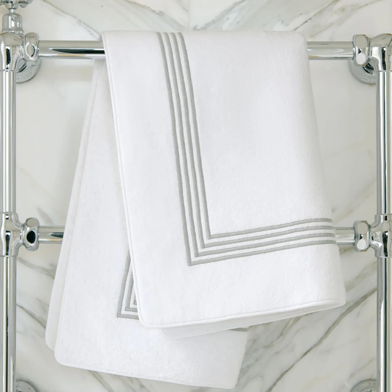 Tappeto da bagno Four Generations bianco e grigio chiaro