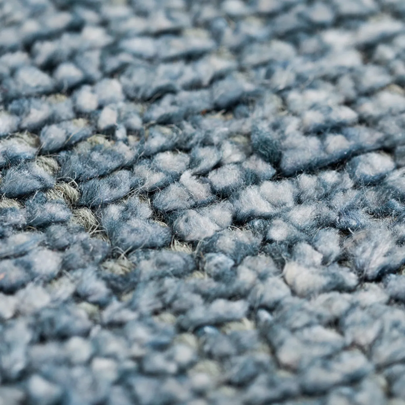 Tappeto Loom Petrol in lana e seta di bambù blu