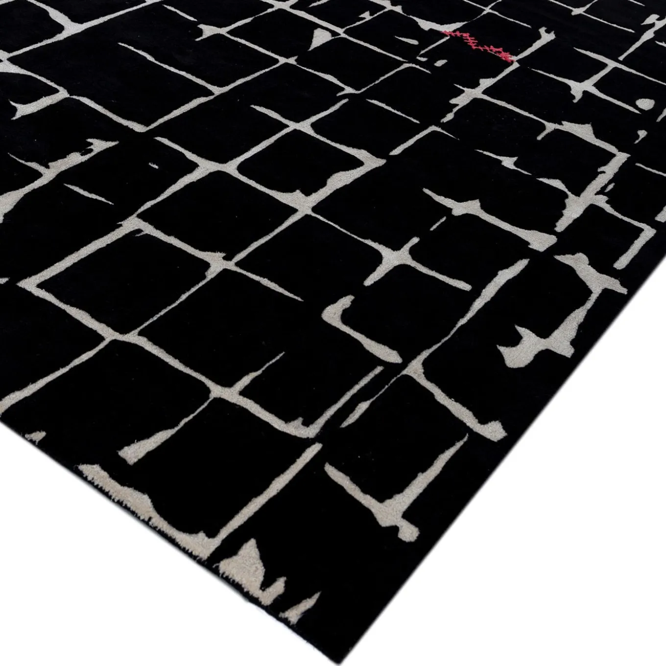 Tappeto Mosaic in Ebony and White di Keith Pillow da Daaa Haus