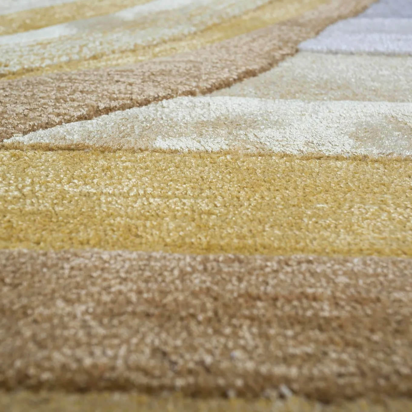 Tappeto Tinted Tango Dark Amber Gold & White trapuntato a mano