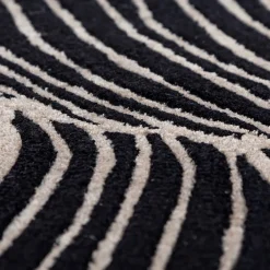 Tappeto Velvety Vortex Ebony & Antique White trapuntato a mano
