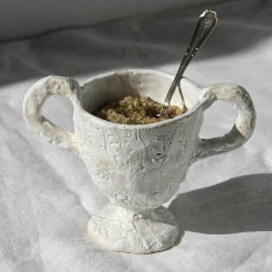 Tazza con piedino bianco e manici