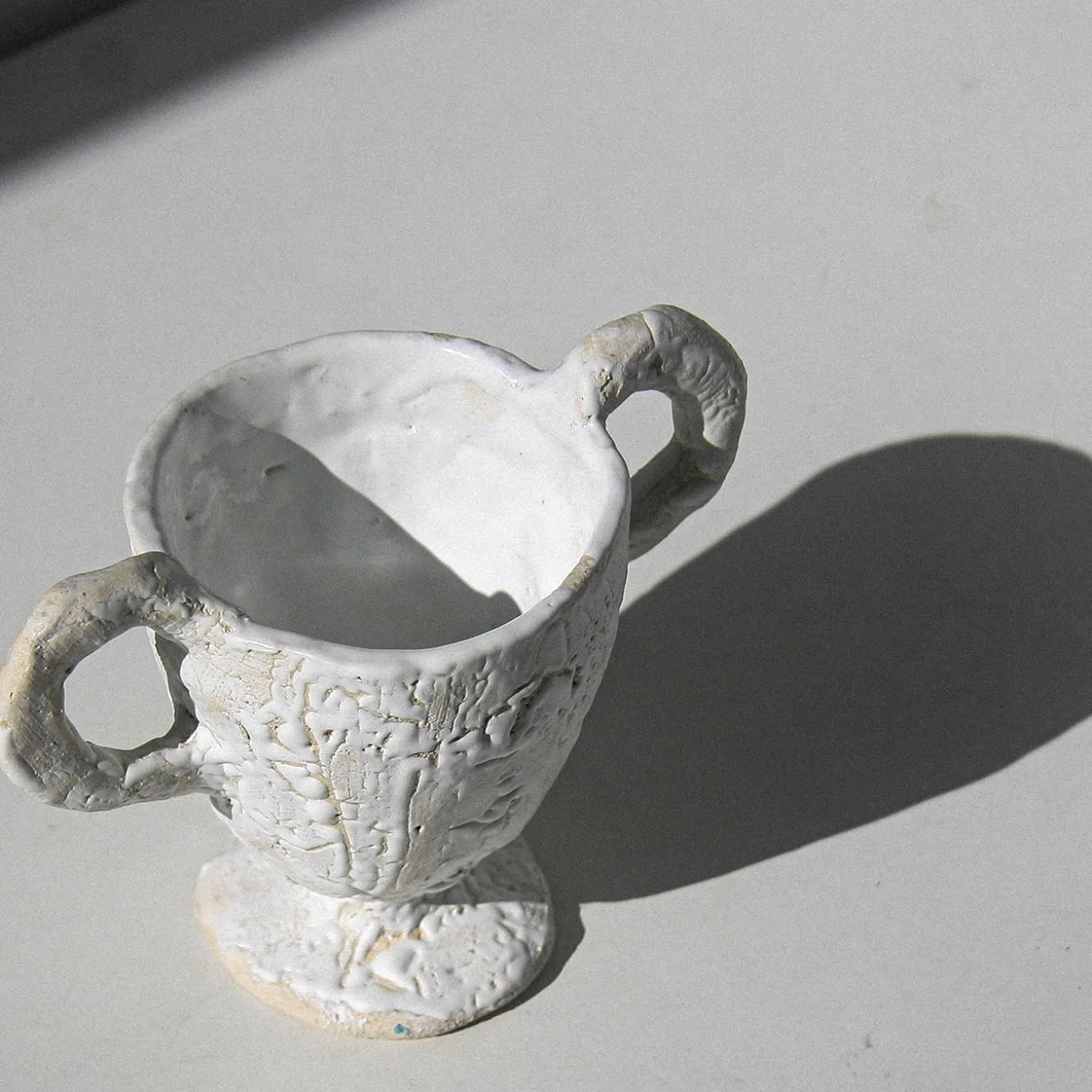 Tazza con piedino bianco e manici