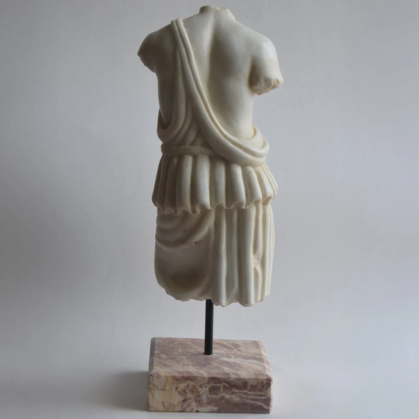 Torso Femminile con Tunica Scultura in Marmo di Carrara con base