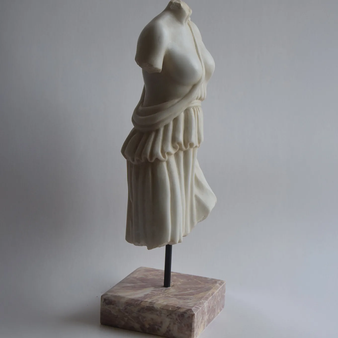 Torso Femminile con Tunica Scultura in Marmo di Carrara con base