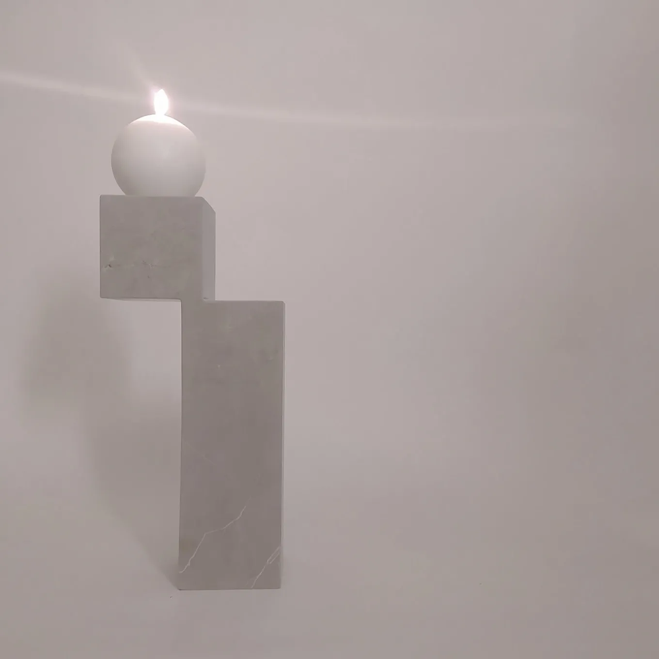 Un candelabro in pietra naturale bianca