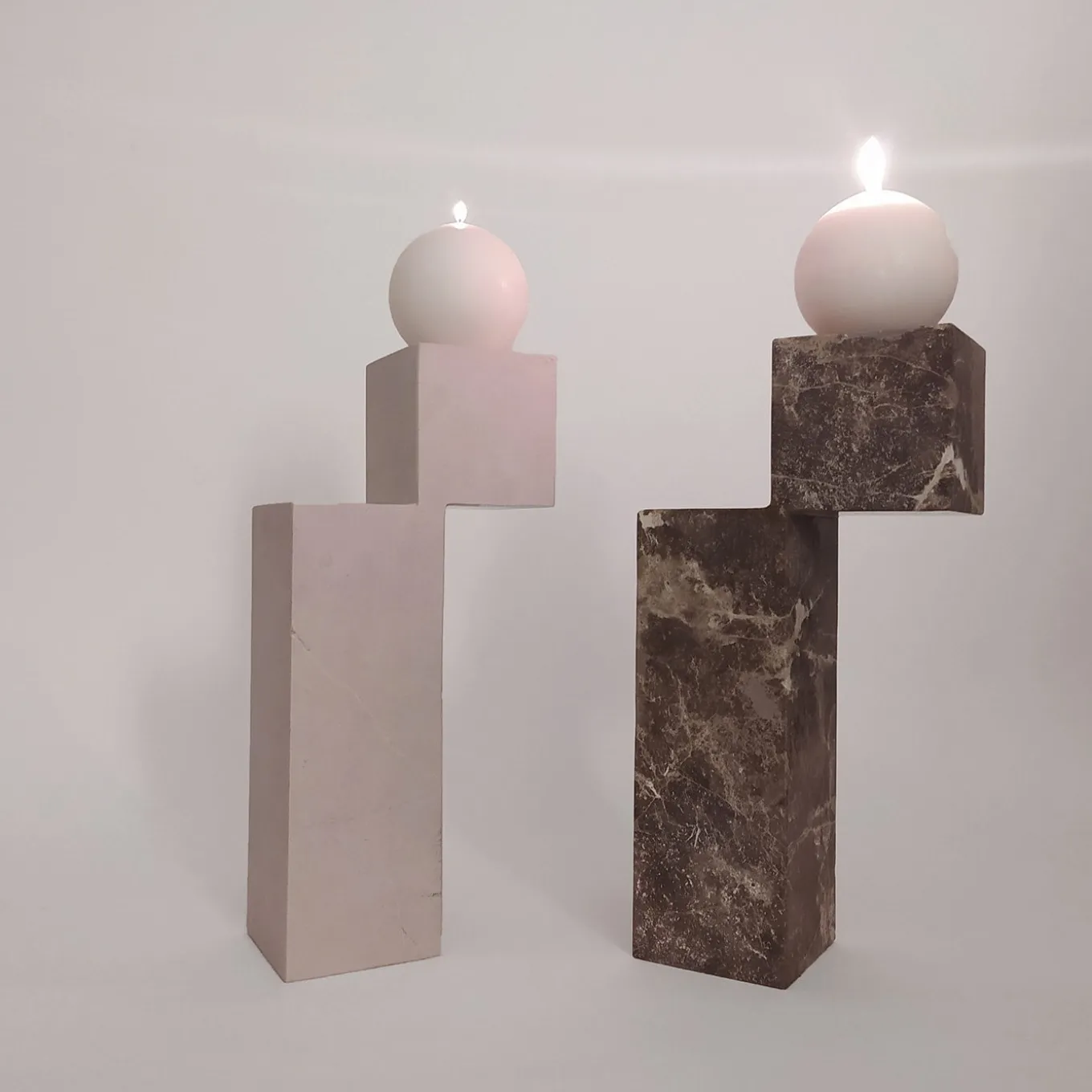 Un candelabro in pietra naturale bianca