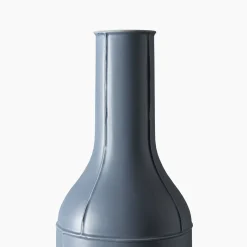 Vaso azzurro a forma di bottiglia Seams di Benjamin Hubert