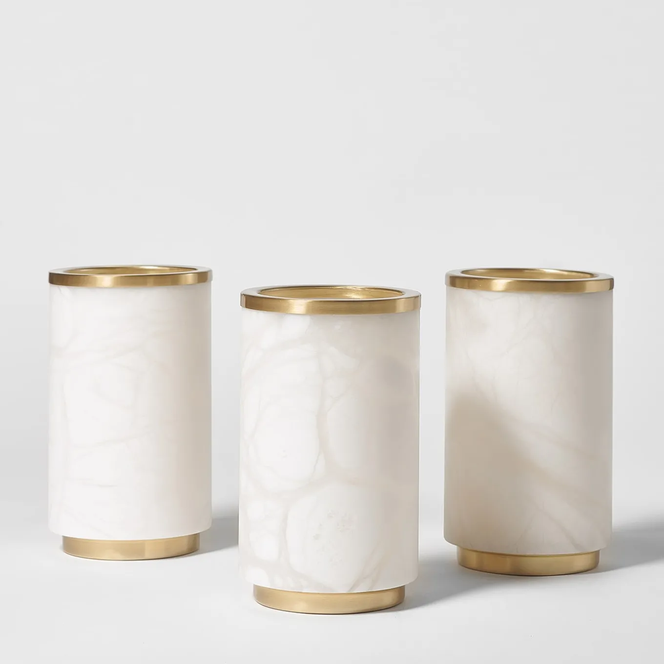Vaso Borealis in alabastro bianco e ottone satinato