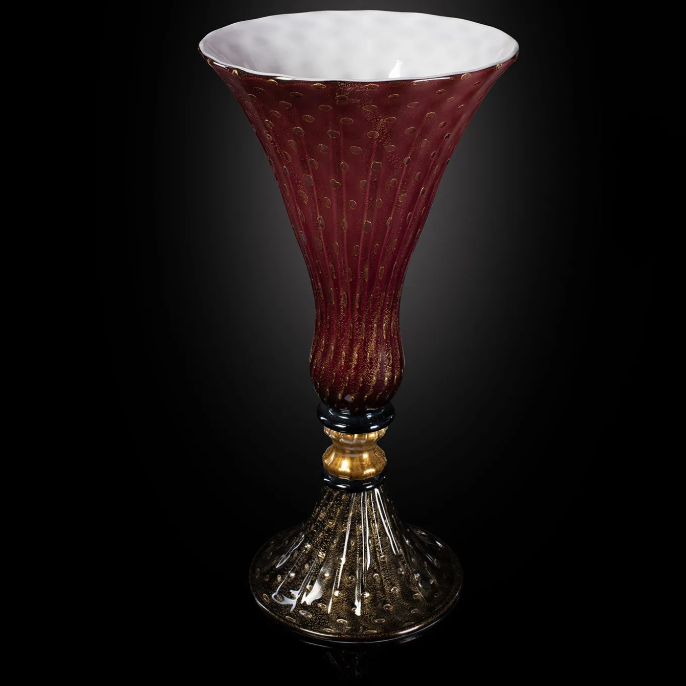 Vaso con piede in oro e rubino Stmtrub
