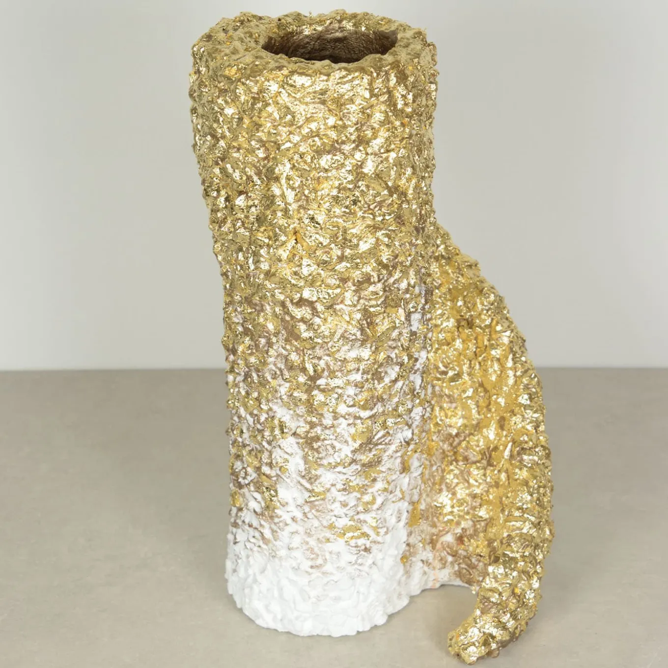 Vaso Con Scaglie Di Marmo Foglia Oro E Smalto Bianco Lucido