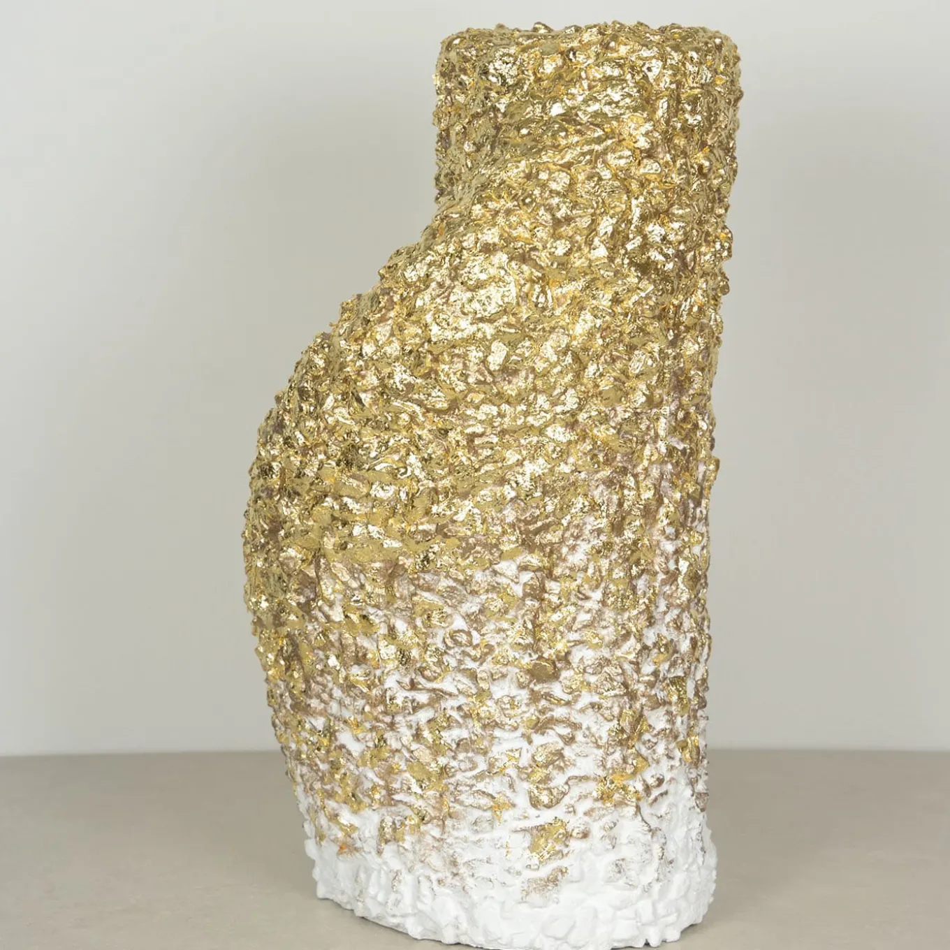 Vaso Con Scaglie Di Marmo Foglia Oro E Smalto Bianco Lucido