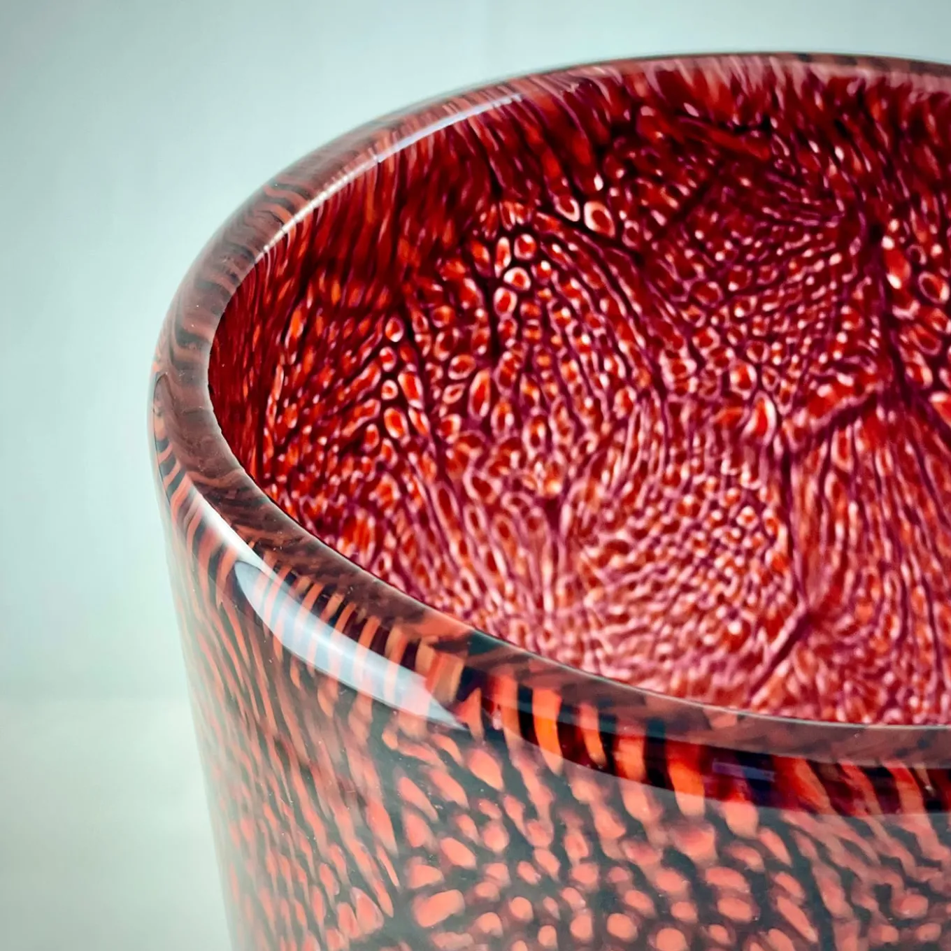 Vaso di murrine in filigrana bianca e rossa