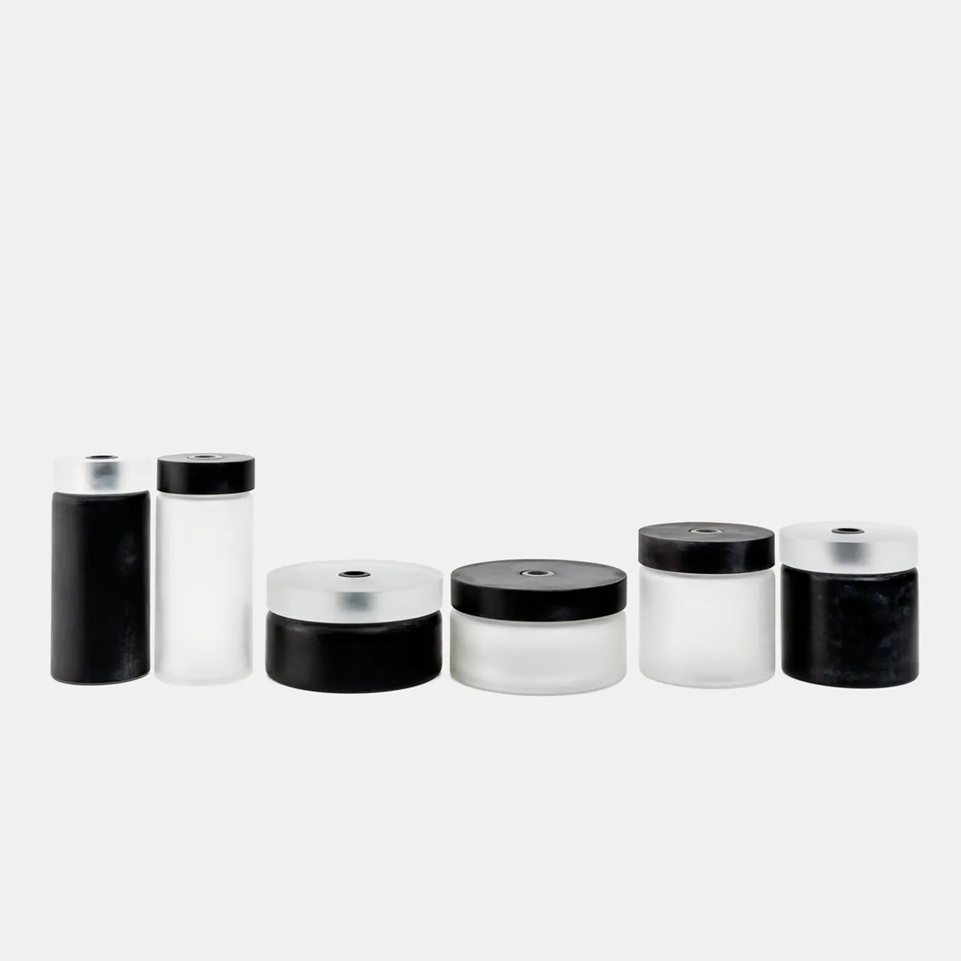 Vaso di vetro cilindrico medio in bianco e nero