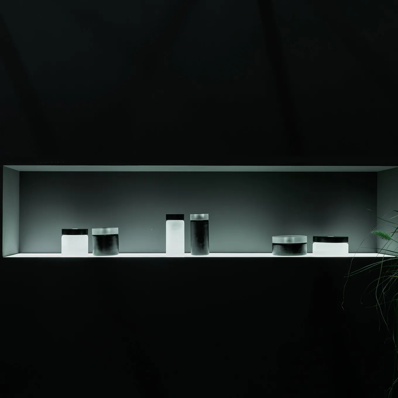 Vaso di vetro cilindrico corto in bianco e nero