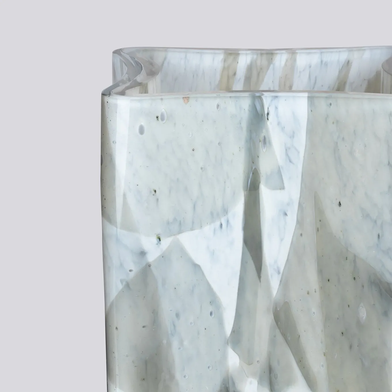 Vaso di vetro grigio a secchiello