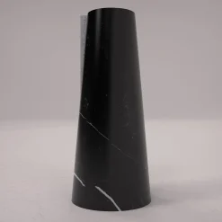 Vaso Elara in marquina nera e travertino