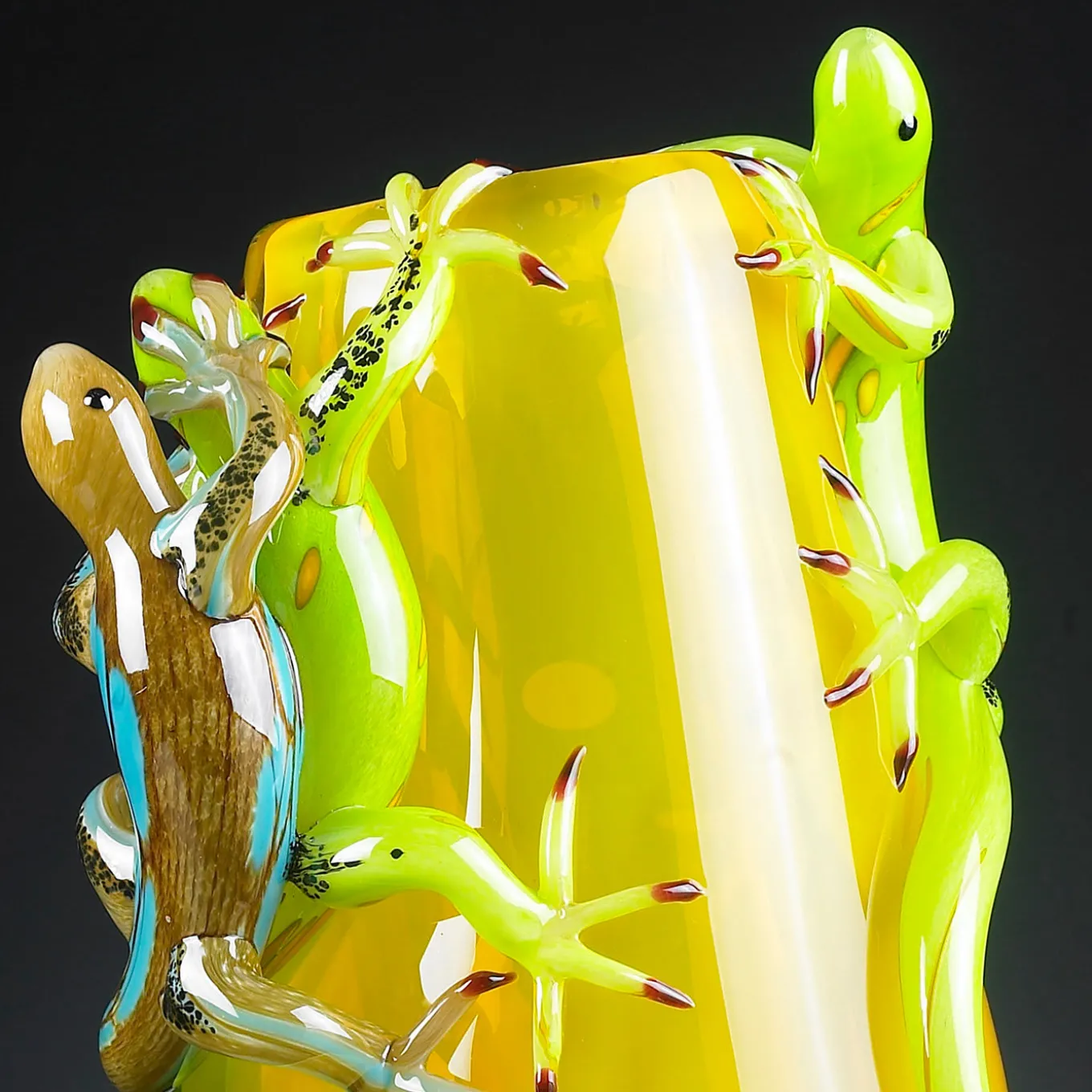 Vaso giallo con 3 gechi
