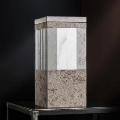 Vaso in marmo marrone Square B con coperchio di Luciano Setten