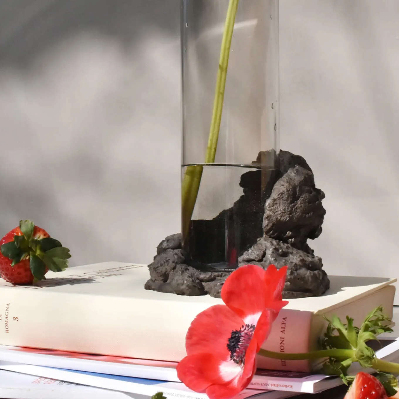 Vaso in vetro nero e pietra Catharsis #1