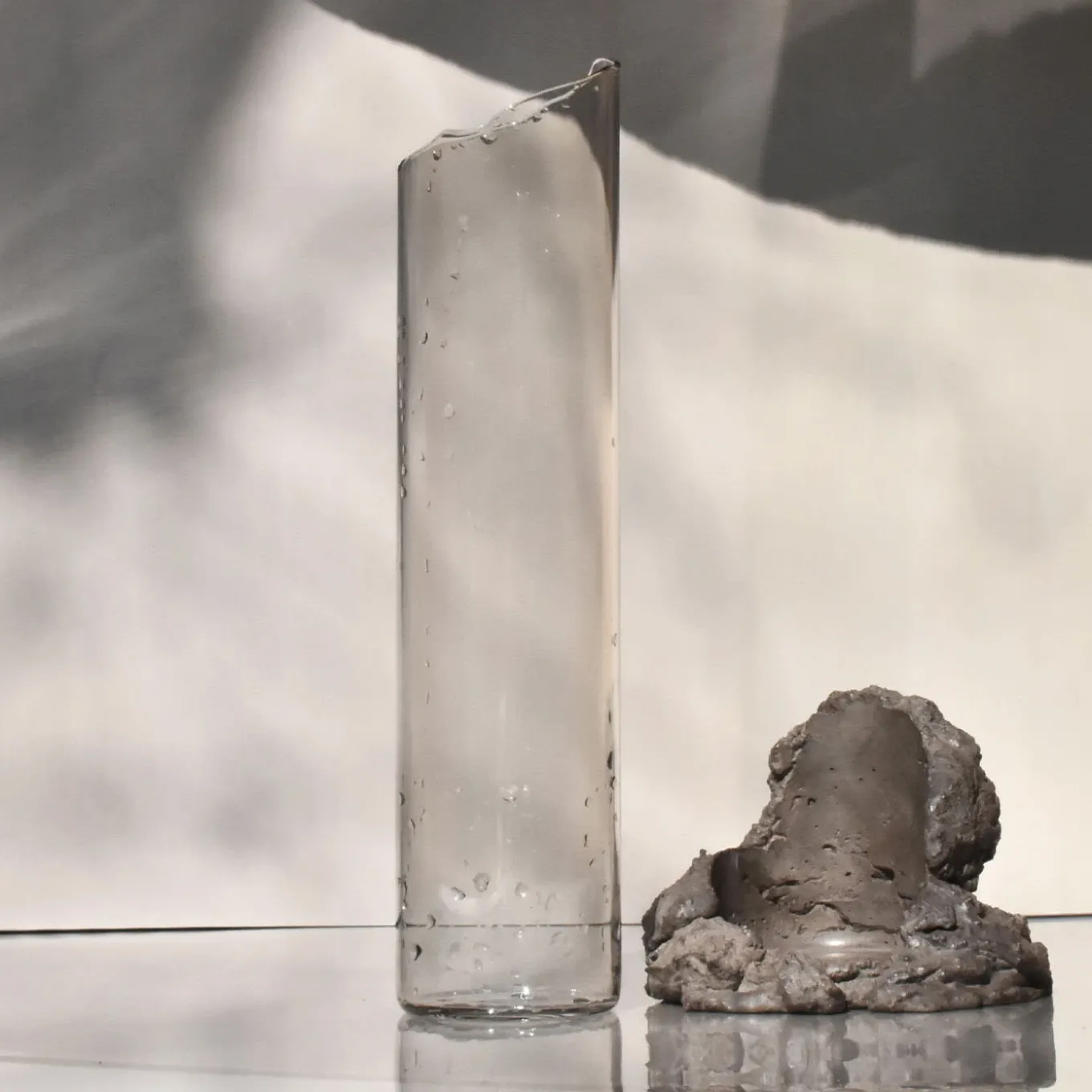 Vaso in vetro nero e pietra Catharsis #1