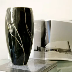 Vaso nero a forma di oliva