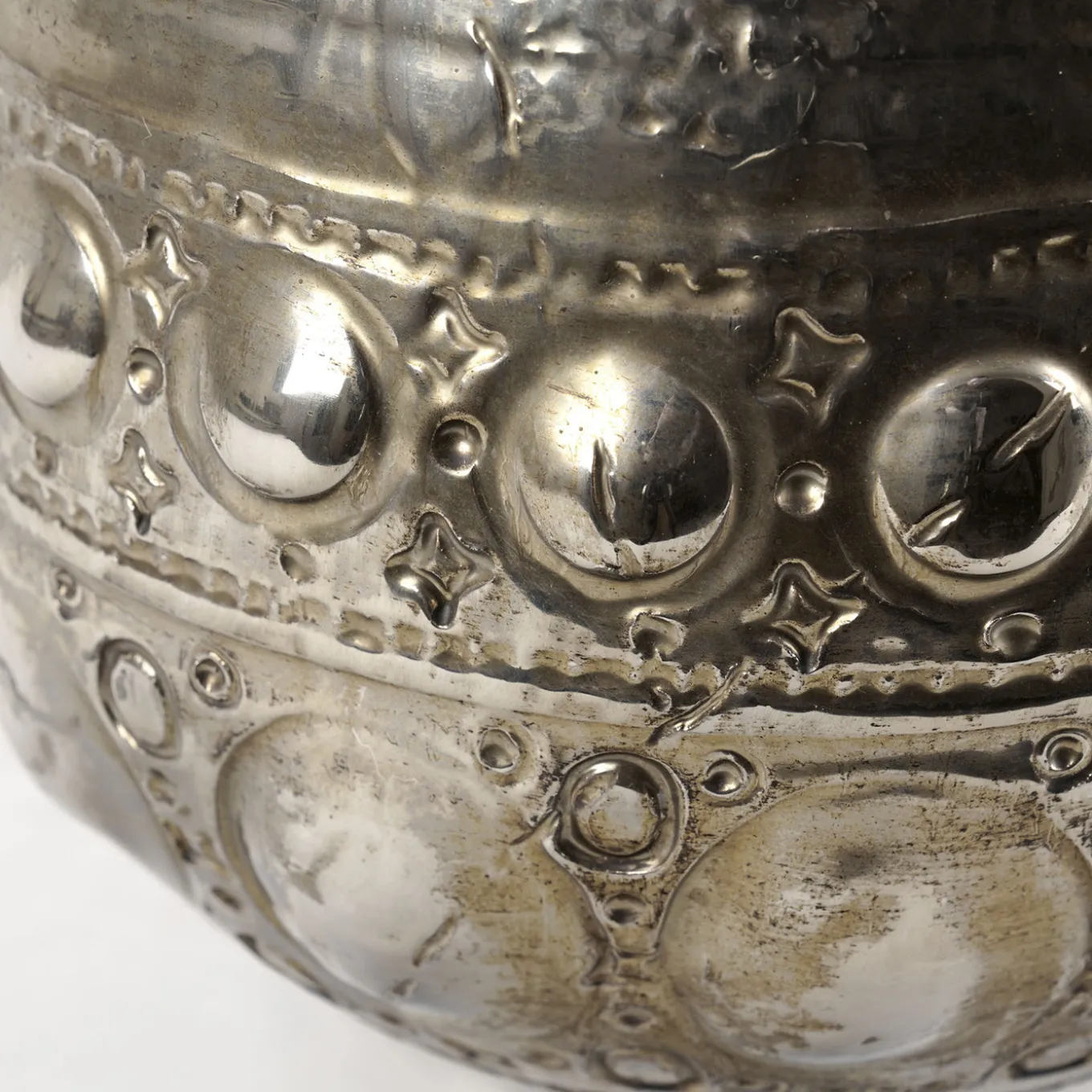 Vaso Niva in ceramica argento di Gabriele Mengoni