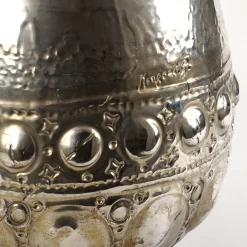 Vaso Niva in ceramica argento di Gabriele Mengoni