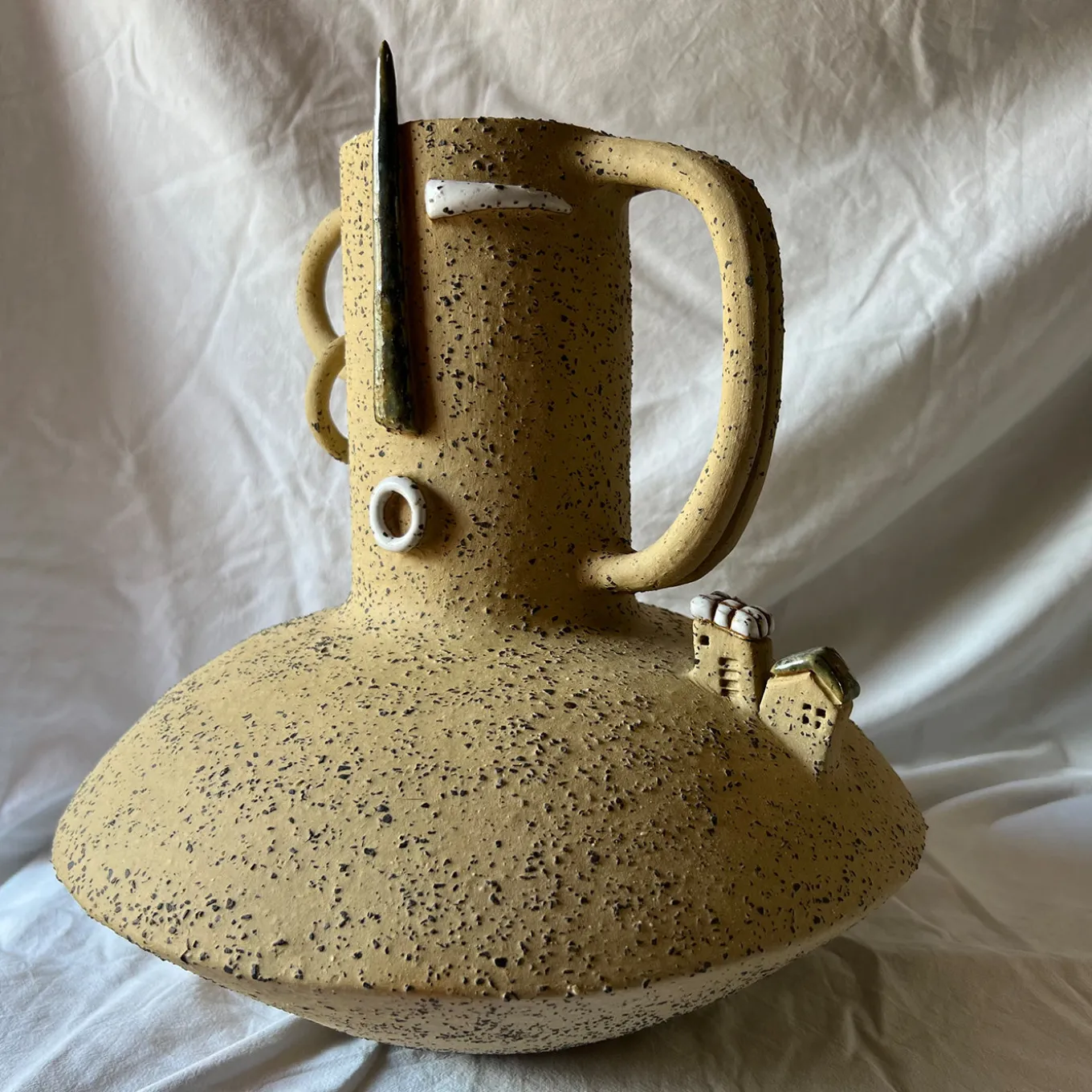 Vaso Origine Archetipa Abitata in Ceramica della Collezione Emozionale