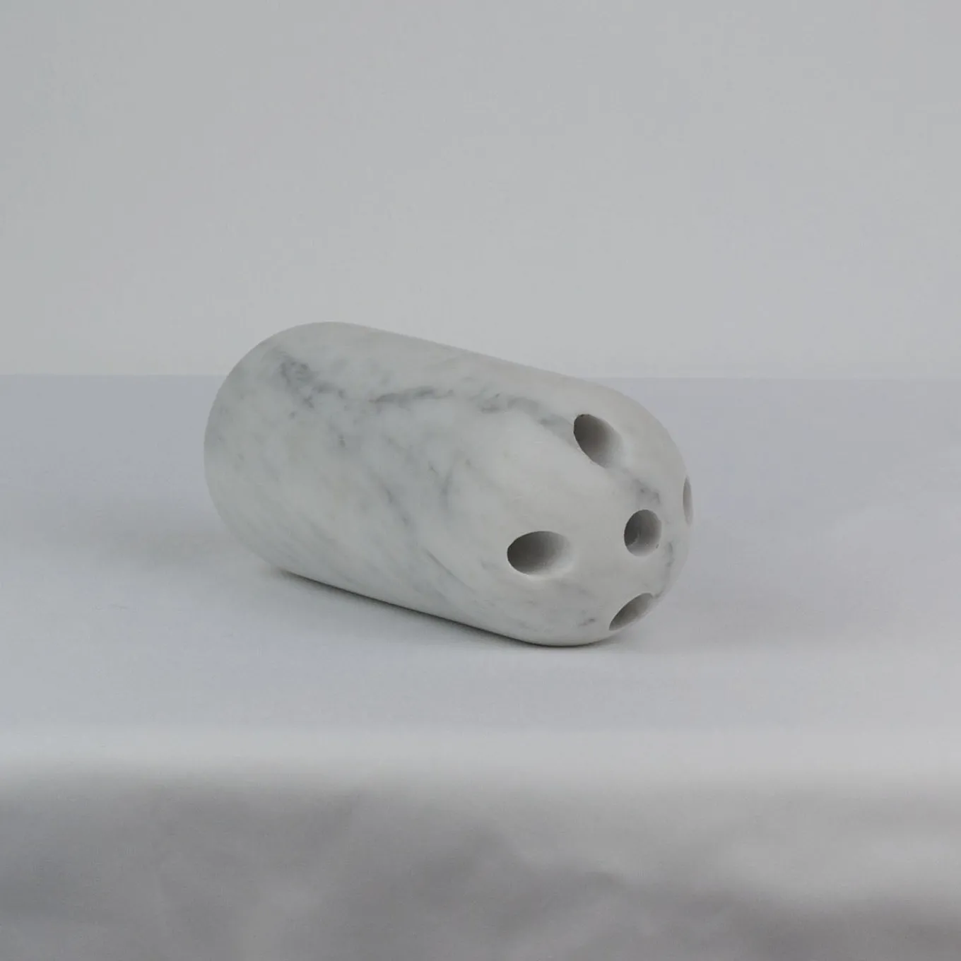 Vaso per fiori Capsule in marmo bianco satinato